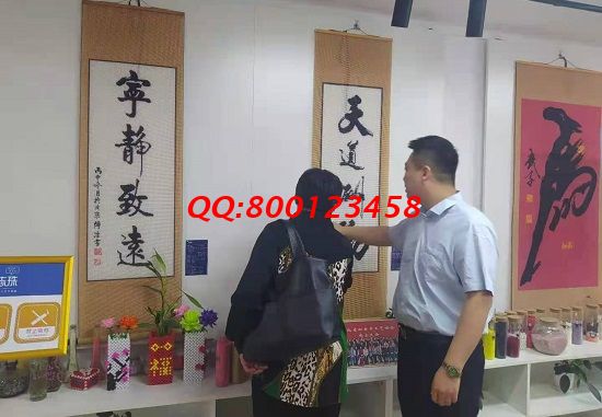 可以帶回家做的手工活兼職，她看著店做珠繡多了一份收入