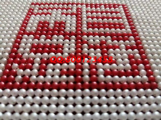 圖案唯美富有藝術(shù)氣息，姚女士對(duì)于珠繡手工活越做越喜歡