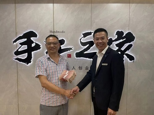 一次獎(jiǎng)金100000元，做珠繡非遺手工，我驕傲！--- ---記湖南湘西代理周總在手工之家領(lǐng)取獎(jiǎng)金