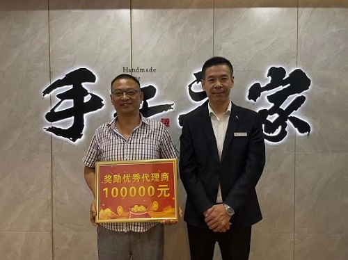 一次獎(jiǎng)金100000元，做珠繡非遺手工，我驕傲！--- ---記湖南湘西代理周總在手工之家領(lǐng)取獎(jiǎng)金