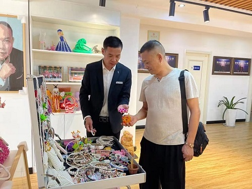 一次獎(jiǎng)金100000元，做珠繡非遺手工，我驕傲！--- ---記湖南湘西代理周總在手工之家領(lǐng)取獎(jiǎng)金