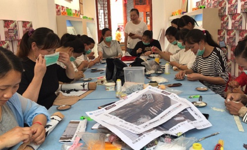 用勤勞雙手創(chuàng)造價值:農(nóng)村大姐帶頭做手工活加工(圖1)