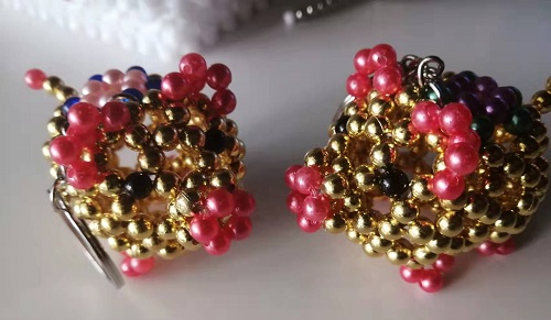 4月22日，想接正規(guī)廠家的手工活，大家在家找手工活做，手工之家珠繡串珠外發(fā)手工活為什么很適合在家做，圖為勵(lì)志珠珠繡串珠手工產(chǎn)品剪影(圖1)