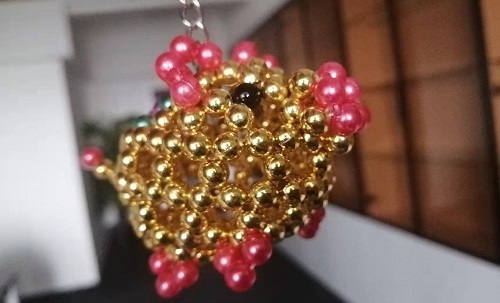 4月22日，想接正規(guī)廠家的手工活，大家在家找手工活做，手工之家珠繡串珠外發(fā)手工活為什么很適合在家做，圖為勵(lì)志珠珠繡串珠手工產(chǎn)品剪影(圖4)