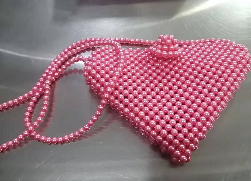 4月23日，拿回家做的手工活，在家做手工活掙錢，選擇手工之家，這里的加工費高嗎？圖為勵志珠珠繡串珠手工珠包產(chǎn)品剪影