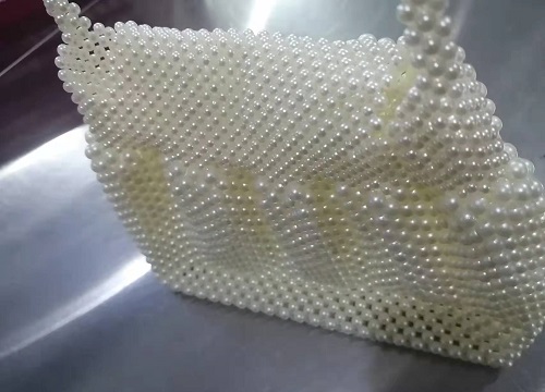 4月23日，拿回家做的手工活，在家做手工活掙錢，選擇手工之家，這里的加工費高嗎？圖為勵志珠珠繡串珠手工珠包產(chǎn)品剪影