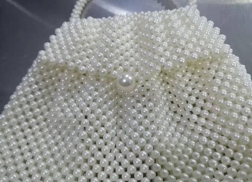 4月23日，拿回家做的手工活，在家做手工活掙錢，選擇手工之家，這里的加工費高嗎？圖為勵志珠珠繡串珠手工珠包產(chǎn)品剪影