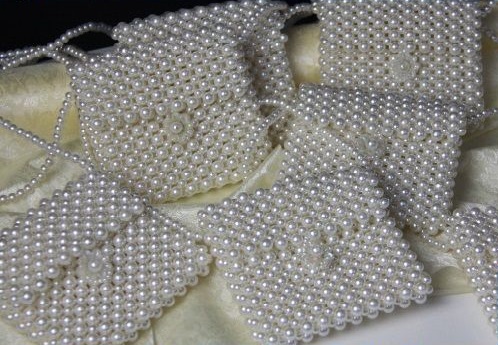 4月25日，在家做手工活，這個帶回家做的手工活也可以做創(chuàng)業(yè)項目，各方面都真實、經(jīng)得起考究，圖為勵志珠珠繡串珠手工產(chǎn)品剪影