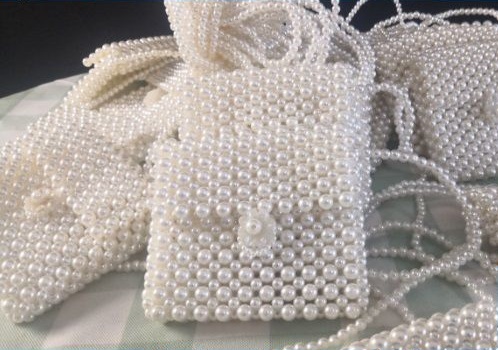 4月25日，在家做手工活，這個帶回家做的手工活也可以做創(chuàng)業(yè)項目，各方面都真實、經(jīng)得起考究，圖為勵志珠珠繡串珠手工產(chǎn)品剪影