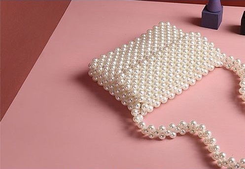 4月27日，想接正規(guī)廠家的手工活，純手工活外發(fā)加工項(xiàng)目，手工之家的珠繡串珠手工，男女誰更適合合作創(chuàng)業(yè)，圖為勵(lì)志珠珠繡串珠手工產(chǎn)品剪影