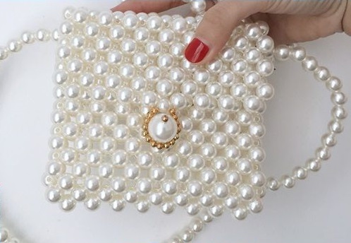 4月27日，想接正規(guī)廠家的手工活，純手工活外發(fā)加工項(xiàng)目，手工之家的珠繡串珠手工，男女誰更適合合作創(chuàng)業(yè)，圖為勵(lì)志珠珠繡串珠手工產(chǎn)品剪影