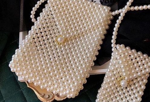 4月27日，想接正規(guī)廠家的手工活，純手工活外發(fā)加工項(xiàng)目，手工之家的珠繡串珠手工，男女誰更適合合作創(chuàng)業(yè)，圖為勵(lì)志珠珠繡串珠手工產(chǎn)品剪影