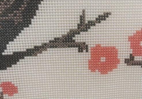 4月28日，手工活接單平臺，手工之家正規(guī)靠譜的手工活外發(fā)加工項目，城市農(nóng)村，誰做手工更有優(yōu)勢，圖為勵志珠珠繡手工產(chǎn)品細節(jié)剪影