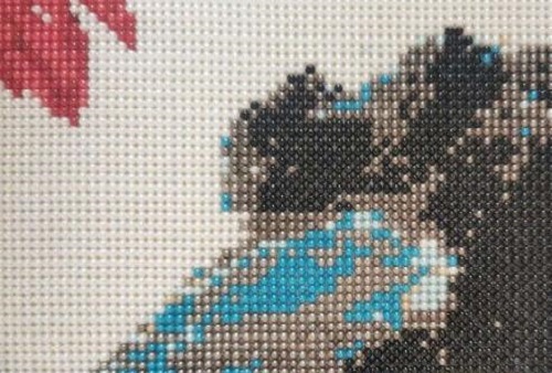 4月28日，手工活接單平臺，手工之家正規(guī)靠譜的手工活外發(fā)加工項目，城市農(nóng)村，誰做手工更有優(yōu)勢，圖為勵志珠珠繡手工產(chǎn)品細節(jié)剪影