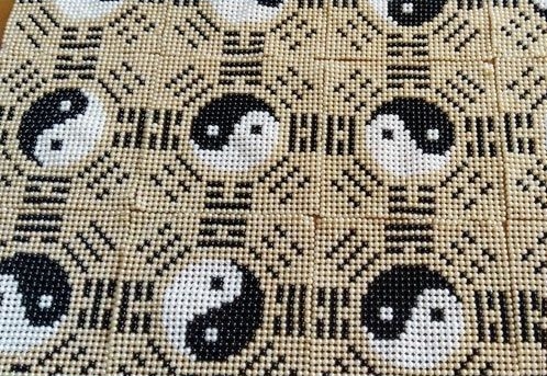 4月29日，正規(guī)純手工活外發(fā)，在手工之家手工就業(yè)創(chuàng)業(yè)，不用考慮太多，圖為勵(lì)志珠珠繡定制手工產(chǎn)品（小規(guī)格）剪影