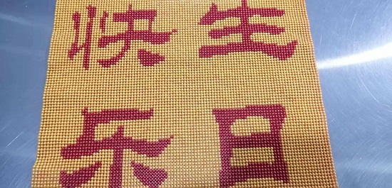 4月29日，正規(guī)純手工活外發(fā)，在手工之家手工就業(yè)創(chuàng)業(yè)，不用考慮太多，圖為勵(lì)志珠珠繡定制手工產(chǎn)品（小規(guī)格）剪影