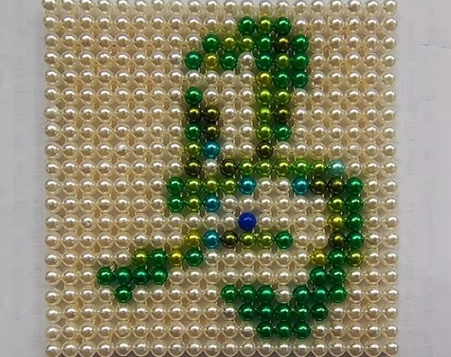 4月29日，正規(guī)純手工活外發(fā)，在手工之家手工就業(yè)創(chuàng)業(yè)，不用考慮太多，圖為勵(lì)志珠珠繡定制手工產(chǎn)品（小規(guī)格）剪影