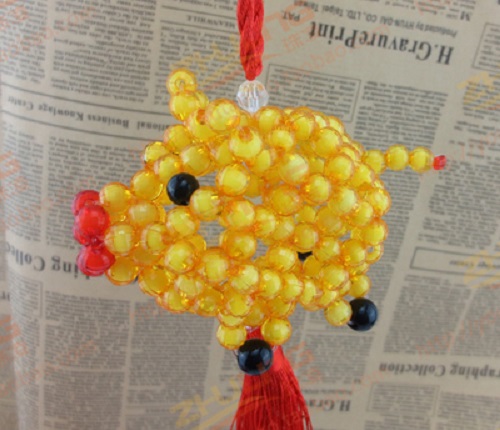 5月5日，手工活外發(fā)加工正規(guī)的廠家，可靠的手工活外發(fā)，手工之家與加工人員一起逐夢，圖為勵(lì)志珠珠繡串珠手工產(chǎn)品剪影