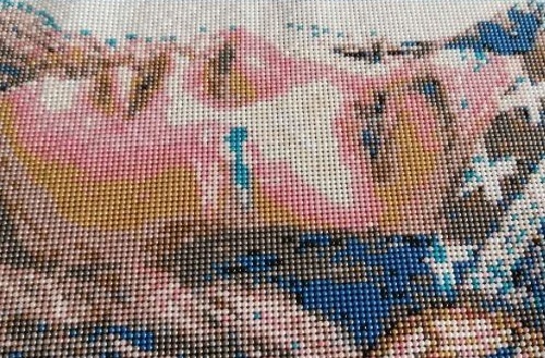 5月8日，拿回家做的手工活大批，正規(guī)純手工活外發(fā)，在手工之家，可以自己做，也可以開手工工作室，圖為勵志珠珠繡串珠手工產品剪影