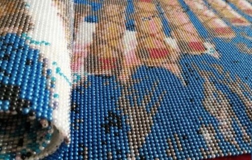 5月8日，拿回家做的手工活大批，正規(guī)純手工活外發(fā)，在手工之家，可以自己做，也可以開手工工作室，圖為勵志珠珠繡串珠手工產品剪影