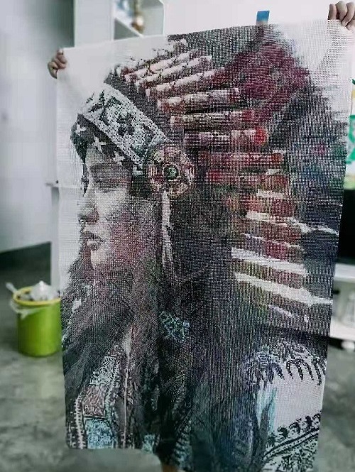 5月11日，手工串珠兼職，加工活外放的正規(guī)公司，真實是十多年老手工企業(yè)手工之家的一張重要名片，圖為勵志珠珠繡串珠手工加工現(xiàn)場剪影