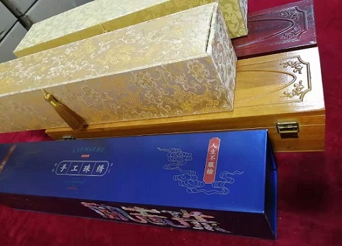 5月12日，農(nóng)村手工活加工項(xiàng)目代，帶回家做手工活，手工之家這樣做，大家自然很放心，圖為勵(lì)志珠珠繡手工產(chǎn)品多款外包裝剪影