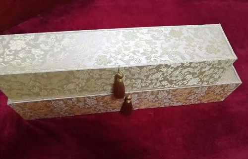 5月12日，農(nóng)村手工活加工項(xiàng)目代，帶回家做手工活，手工之家這樣做，大家自然很放心，圖為勵(lì)志珠珠繡手工產(chǎn)品多款外包裝剪影