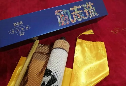 5月12日，農(nóng)村手工活加工項(xiàng)目代，帶回家做手工活，手工之家這樣做，大家自然很放心，圖為勵(lì)志珠珠繡手工產(chǎn)品多款外包裝剪影