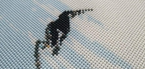 5月13日，代加工手工活，在家做手工兼職，手工之家給每個加工人員提供成品樣品，圖為勵志珠珠繡手工產(chǎn)品細(xì)節(jié)剪影 