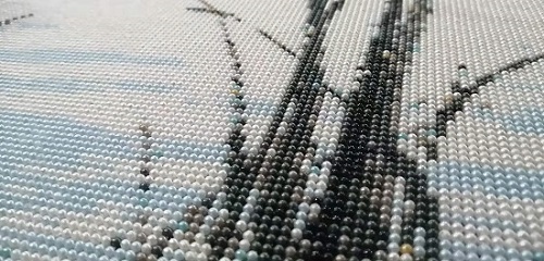 5月13日，代加工手工活，在家做手工兼職，手工之家給每個加工人員提供成品樣品，圖為勵志珠珠繡手工產(chǎn)品細(xì)節(jié)剪影 