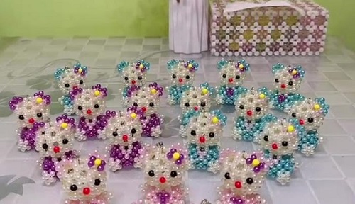 5月15日，招聘手工活加工，拿回家做的手工活大批，手工之家的珠繡串珠外發(fā)手工活時(shí)間自由，但不是絕對(duì)的自由，圖為繡娘創(chuàng)新勵(lì)志珠珠繡手工產(chǎn)品剪影