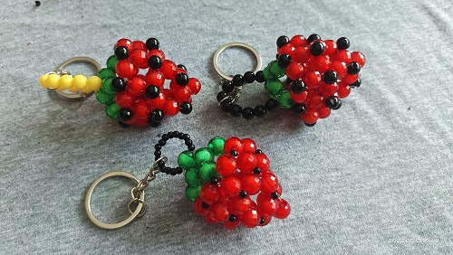 5月15日，招聘手工活加工，拿回家做的手工活大批，手工之家的珠繡串珠外發(fā)手工活時(shí)間自由，但不是絕對(duì)的自由，圖為繡娘創(chuàng)新勵(lì)志珠珠繡手工產(chǎn)品剪影