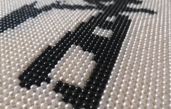 5月16日，可靠的手工活外發(fā)，帶回家做的手工活，手工之家的珠繡串珠手工有了不合格的產(chǎn)品怎么辦，圖為勵志珠珠繡手工產(chǎn)品細節(jié)剪影