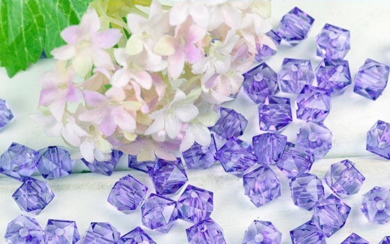 5月21日，純手工活代加工，正規(guī)純手工活外發(fā)，大家為什么都說手工之家的珠繡串珠外發(fā)手工活好學好做？圖為珠繡立體串珠手工多色繡珠剪影 