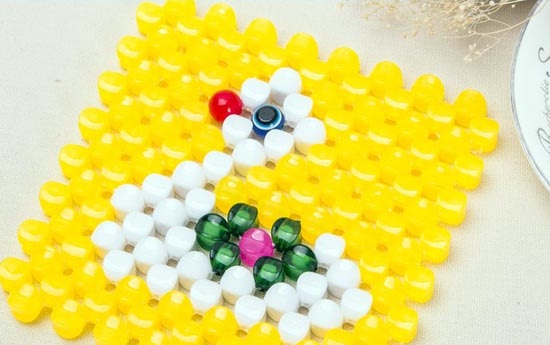 5月22日，找附近手工活拿回家做，手工外發(fā)加工網(wǎng)，想做珠繡串珠手工掙錢，該怎么與手工之家合作？圖為勵志珠珠繡串珠手工產(chǎn)品剪影