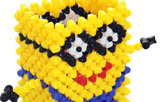 5月25日，拿回家做的手工活大批，加工活外放的正規(guī)公司，手工之家的珠繡材料套件很貼心，圖為珠繡串珠手工（筆筒）產(chǎn)品剪影