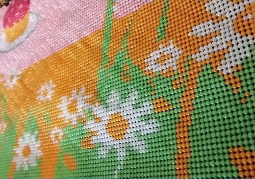 既能陪伴孩子又能賺錢，多虧正規(guī)寄料彩珠繡手工活(圖1)