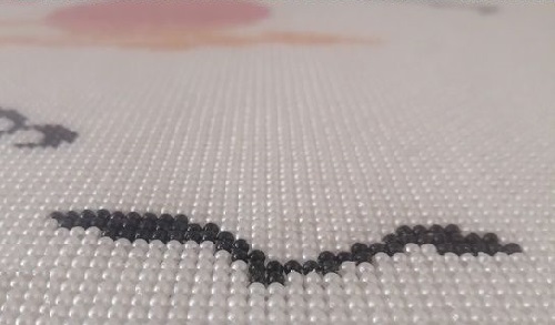 為什么大家都非常努力做這里的串珠加工手工活呢？(圖1)