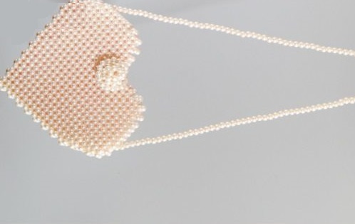 帶領(lǐng)團(tuán)隊(duì)做串珠繡手工活優(yōu)勢(shì)多，成本低、易成功(圖1)