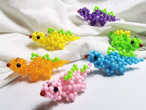 比起其它居家兼職活兒，許多人覺(jué)得在家做手工活外發(fā)珠繡更靠譜(圖1)