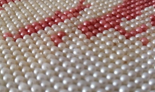  婆媳二人一起做手工活，說(shuō)說(shuō)笑笑在家把錢(qián)掙(圖1)