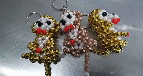 周末賺錢(qián)增收，不少人在家做串珠子加工手工活(圖1)