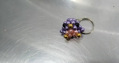 拿回家做的手工活,這里的外發(fā)串珠活兒得到許多人喜愛(圖1)