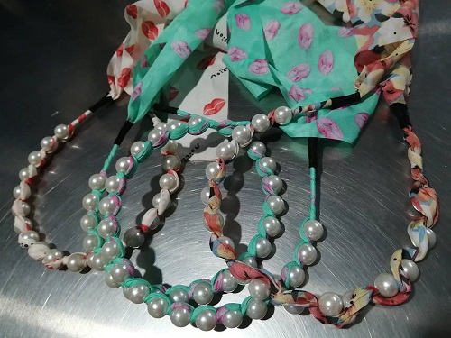 9月15日，拿回家做的手工活，農(nóng)村手工活外發(fā)加工項(xiàng)目，選擇手工之家的企業(yè)和手工會(huì)一直合作下去，圖為勵(lì)志珠珠繡串珠手工產(chǎn)品剪影