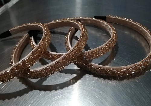 9月15日，拿回家做的手工活，農(nóng)村手工活外發(fā)加工項(xiàng)目，選擇手工之家的企業(yè)和手工會(huì)一直合作下去，圖為勵(lì)志珠珠繡串珠手工產(chǎn)品剪影