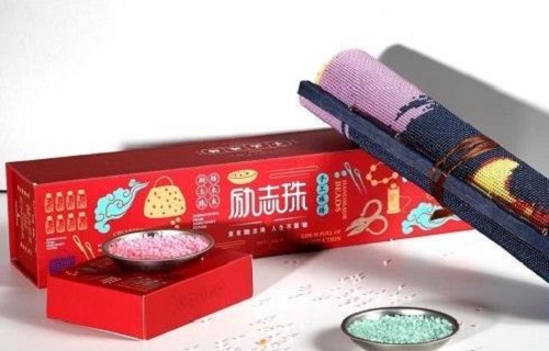 居家做非遺勵志珠珠繡手工活賺錢，工作之余有份收入真好(圖1)