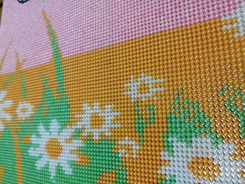 9月18日，正規(guī)純手工活外發(fā)，在家兼職手工活，手工之家的珠繡串珠手工很適合在家加工，圖為勵志珠珠繡手工產(chǎn)品細節(jié)剪影