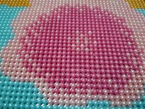 9月18日，正規(guī)純手工活外發(fā)，在家兼職手工活，手工之家的珠繡串珠手工很適合在家加工，圖為勵志珠珠繡手工產(chǎn)品細節(jié)剪影