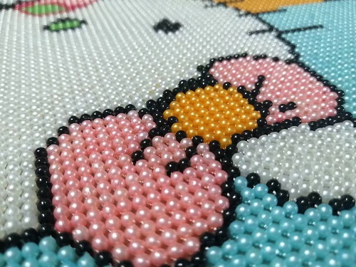 9月18日，正規(guī)純手工活外發(fā)，在家兼職手工活，手工之家的珠繡串珠手工很適合在家加工，圖為勵志珠珠繡手工產(chǎn)品細節(jié)剪影