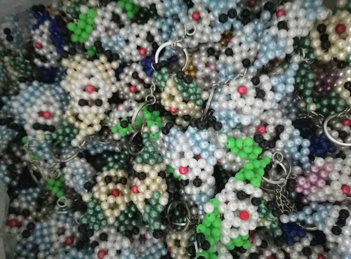 9月23日，拿回家做的手工活，在家做手工活掙錢，手工之家的珠繡串珠是傳統(tǒng)手工、純手工，圖為勵志珠珠繡串珠手工產(chǎn)品剪影